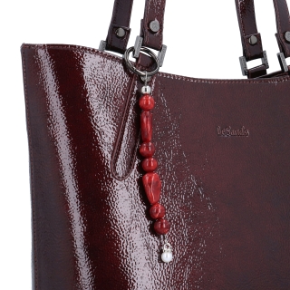 Syntetická shopper kabelka s přívěskem Le Sands materiál syntetická kůže zapínání na zip barva vínová velikost velká 4643 BO Detail