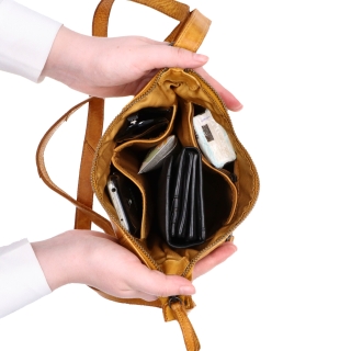 Malá kožená crossbody s prošitím Noelia Bolger materiál kůže zapínání na zip barva žlutá velikost malá NB 2086 ZLU Vnitřek