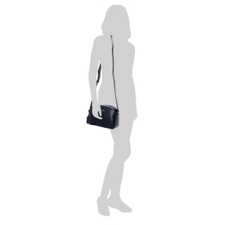 Malá minimalistická kožená crossbody kabelka Noelia Bolger materiál kůže zapínání na zip barva černá velikost malá NB 0106 C Na postavě