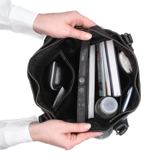 Kožená kabelka přes rameno s možností rozšíření Noelia Bolger materiál kůže zapínání na zip barva černá velikost střední NB 2102 C Vnitřek