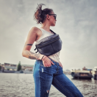 Moderní kožená crossbody ledvinka se dvěma zipy Noelia Bolger materiál kůže zapínání na zip barva černá velikost střední NB 2035 C Lifestyle