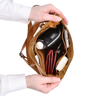 Kožená crossbody kabelka s moderním designem Noelia Bolger materiál kůže zapínání na zip barva žlutá velikost malá NB 2400 ZLU Vnitřek