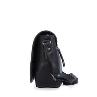 Menší crossbody kabelka s klopou a přívěskem Noelia Bolger materiál kůže zapínání s klopou barva černá velikost střední NB 3111 C Z boku