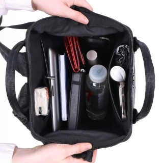 Praktický dámský batoh pro každý den Carmelo materiál nylon zapínání na zip barva červená velikost střední 6611 CV Vnitřek