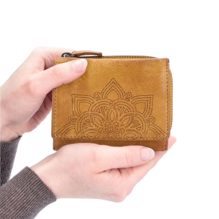 Malá kožená peněženka v boho stylu Noelia Bolger materiál kůže zapínání na cvoček barva žlutá velikost malá 5124 NB ZLU V ruce