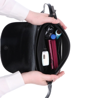 Elegantní crossbody kabelka s klopou Le Sands materiál syntetická kůže zapínání s klopou barva černá velikost malá 4647 C Vnitřek