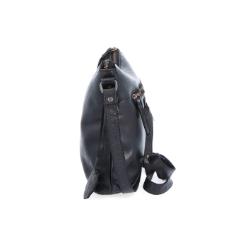 Kožená crossbody kabelka s moderním designem Noelia Bolger materiál kůže zapínání na zip barva černá velikost malá NB 2400 C Z boku