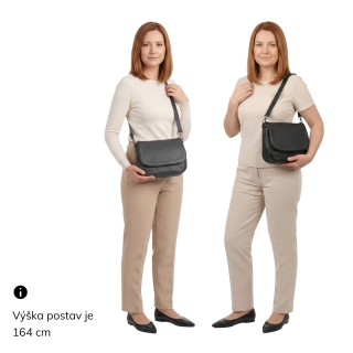 Dámská crossbody kabelka s jemnou strukturou Carmelo materiál syntetická kůže zapínání s klopou barva černá velikost střední 4361 C Na postavě