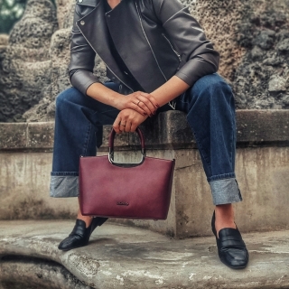Elegantní kabelka do ruky s popruhem Le Sands materiál syntetická kůže zapínání na zip barva vínová velikost střední 7713 BO Lifestyle