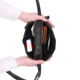 Minimalistická kožená crossbody kabelka Noelia Bolger materiál kůže zapínání na zip barva černá velikost malá NB 2407 C Vnitřek