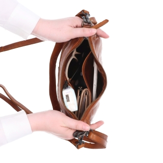 Módní kožená kabelka se dvěma popruhy Noelia Bolger materiál kůže zapínání na zip barva koňaková velikost malá NB 2425 KO Na postavě