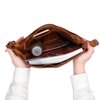 Kožená crossbody kabelka s prošíváním Noelia Bolger materiál kůže zapínání na zip barva koňaková velikost střední NB 2002 KO Vnitřek