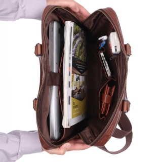 Kožená pánská taška s přihrádkou na notebook Poyem materiál kůže zapínání na zip barva hnědá velikost velká 2225 Poyem H Vnitřek