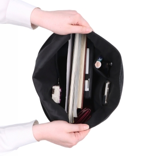 Prostorná ledvinka pro každodenní nošení Carmelo materiál syntetická kůže zapínání na zip barva černá velikost velká 4668 C Vnitřek