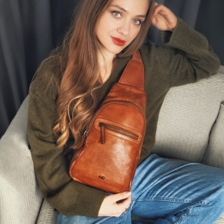 Kožený crossbody bodybag s variabilním nošením Noelia Bolger materiál kůže zapínání na zip barva koňaková velikost malá NB 2034 KO Lifestyle