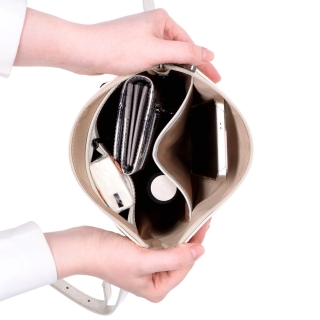 Luxusní kožená crossbody kabelka Noelia Bolger materiál kůže zapínání na zip barva bílá velikost malá NB 0077 OW Vnitřek