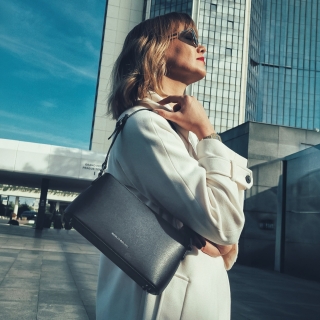 Stylová dámská kabelka Noelia Bolger materiál kůže zapínání na zip barva černá velikost malá NB 0100 C Lifestyle
