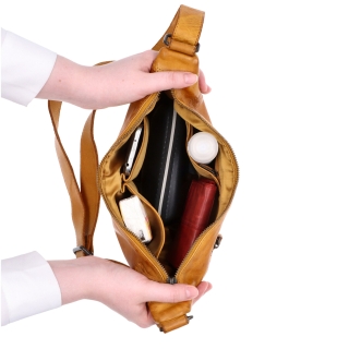 Kožená moonbag kabelka přes rameno Noelia Bolger materiál kůže zapínání na zip barva žlutá velikost malá NB 2412 ZLU Vnitřek