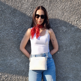 Elegantní kožená crossbody k šatům i saku Noelia Bolger materiál kůže zapínání na zip barva bílá velikost malá NB 0078 OW Lifestyle