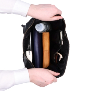 Kožená kabelka přes rameno ve tvaru půlměsíce Noelia Bolger materiál kůže zapínání na zip barva černá velikost střední NB 2410 C Vnitřek