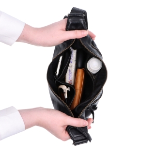 Malá kožená moonbag kabelka Noelia Bolger materiál kůže zapínání na zip barva černá velikost malá NB 2411 C Vnitřek