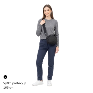 Nylonová crossbody kabelka se širokým popruhem a přední kapsou Carmelo materiál nylon zapínání na zip barva černá velikost malá 6613 C LE Na postavě
