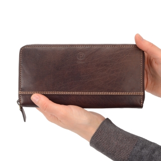 Kožená peněženka penál Poyem materiál kůže zapínání na zip barva hnědá velikost velká 5213 Poyem H V ruce