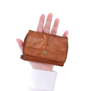 Kožená peněženka s kapsou na zip Noelia Bolger materiál kůže zapínání na cvoček barva koňaková velikost malá 5136 NB KO V ruce