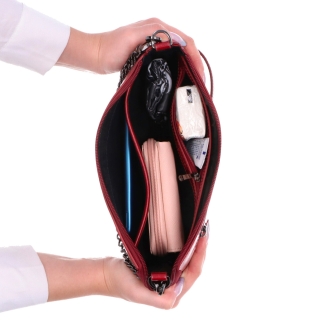 Kvalitní kožená kabelka s ozdobným řetízkem Noelia Bolger materiál kůže zapínání na zip barva červená velikost malá NB 0110 TCV Vnitřek