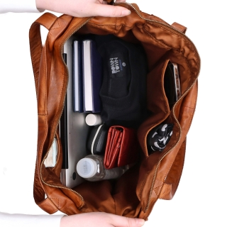Prostorná kožená kabelka přes rameno Noelia Bolger materiál kůže zapínání na zip barva koňaková velikost velká NB 2422 KO Vnitřek