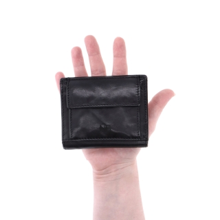 Malá kožená peněženka s unisex designem Noelia Bolger materiál kůže barva černá velikost malá 5133 NB C V ruce