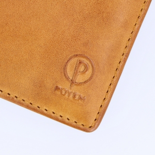 Praktická kompaktní peněženka z pravé kůže Poyem materiál kůže zapínání Bez zapínání barva žlutá velikost malá 5243 Poyem ZLU Logo