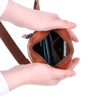 Malá kožená crossbody Poyem materiál kůže zapínání na zip barva koňaková velikost malá 2220 Poyem KO Vnitřek