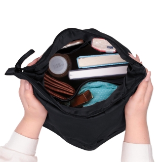 Kožený batoh s klopou ve vintage stylu Noelia Bolger materiál kůže zapínání na zip barva černá velikost střední NB 2014 C Vnitřek