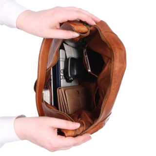 Velká kožená hobo kabelka přes rameno Noelia Bolger materiál kůže zapínání na zip barva koňaková velikost velká NB 2423 KO Vnitřek