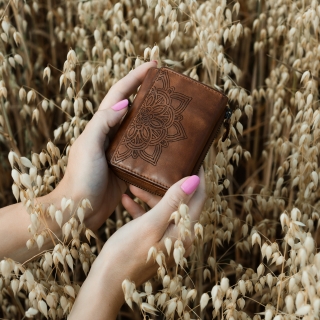 Malá kožená peněženka v boho stylu Noelia Bolger materiál kůže zapínání na cvoček barva koňaková velikost malá 5124 NB KO Lifestyle