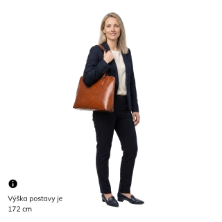 Elegantní kožená kabelka Noelia Bolger materiál kůže zapínání na zip barva koňaková velikost velká NB 0057 KO Na postavě