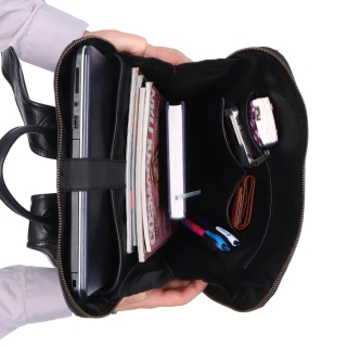 Kožený batoh s přihrádkou na notebook Poyem materiál kůže zapínání na zip barva černá velikost velká 2226 Poyem C Vnitřek