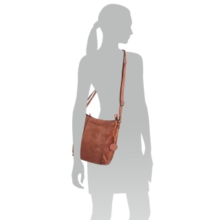 Kožená kabelka s perforací a nastavitelným crossbody popruhem Noelia Bolger materiál kůže zapínání na zip barva koňaková velikost střední NB 2029 KO Na postavě