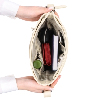 Prostorná crossbody kabelka s motivem Indee materiál syntetická kůže zapínání na zip barva béžová velikost střední 6327 K Vnitřek