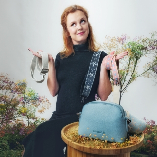 Malá crossbody kabelka s širokým popruhem Carmelo materiál syntetická kůže zapínání na zip barva modrá velikost malá 4355 SM Lifestyle