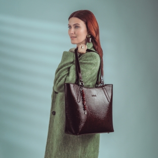 Syntetická shopper kabelka s přívěskem Le Sands materiál syntetická kůže zapínání na zip barva vínová velikost velká 4643 BO Lifestyle