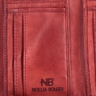 Kompaktní kožená peněženka s mandalou Noelia Bolger materiál kůže zapínání na cvoček barva červená velikost střední 5122 NB CV Logo