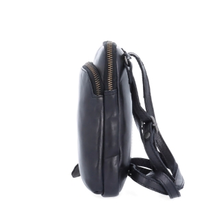 Stylová kožená crossbody taška Noelia Bolger materiál kůže zapínání na zip barva černá velikost malá NB 2419 C Z boku