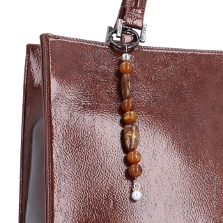 Kabelka do ruky s odnímatelným crossbody popruhem a přívěskem Le Sands materiál syntetická kůže zapínání na zip barva hnědá velikost střední 4638 H Detail