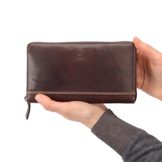 Kožená peněženka penál Poyem materiál kůže zapínání na zip barva hnědá velikost velká 5212 Poyem H V ruce
