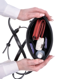 Luxusní malá kožená crossbody kabelka Noelia Bolger materiál kůže zapínání na zip barva černá velikost malá NB 0080 C Vnitřek