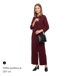 Praktická crossbody kabelka s děleným vnitřkem Le Sands materiál syntetická kůže zapínání na zip barva černá velikost malá 7723 C Na postavě