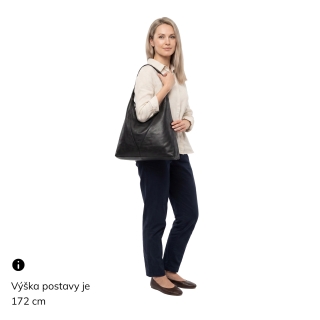Velká kožená hobo kabelka přes rameno Noelia Bolger materiál kůže zapínání na zip barva černá velikost velká NB 2423 C Na postavě