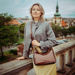 Kabelka přes rameno i crossbody s odepínacími popruhy Le Sands materiál syntetická kůže zapínání na zip barva hnědá velikost střední 4637 H Lifestyle